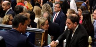Sánchez y Junqueras se saludan durante la primera votación de la constitución del Congreso