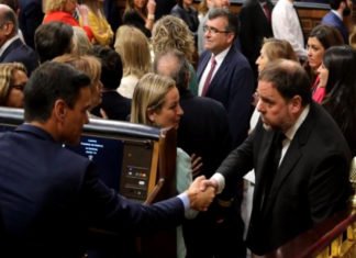 Sánchez y Junqueras se saludan durante la primera votación de la constitución del Congreso