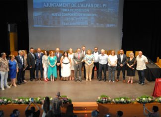 La presidenta del Partido Popular de l´Alfàs del Pi abandonó el Pleno de Constitución de la nueva Corporación llamando “cerdos” a parte del público asistente