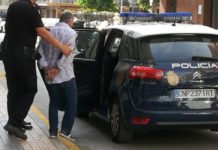 Un hombre se pelea en Benidorm con dos amigos y les corta el cuello