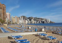 Las playas de Benidorm carecen de taquillas para uso personal de los bañistas