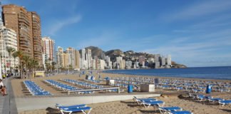 Las playas de Benidorm carecen de taquillas para uso personal de los bañistas