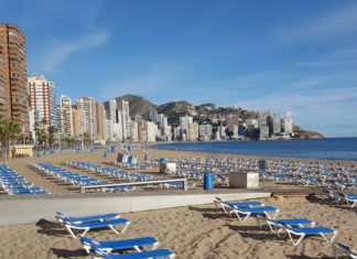 Las playas de Benidorm carecen de taquillas para uso personal de los bañistas