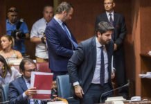 El grupo parlamentario de Vox en la Región de Murcia tumbó ayer la investidura del candidato popular,Fernando López Miras, y dinamitó un gobierno bicolor de PP y Ciudadanos (Cs)