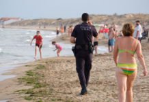 «ALERTA» Cierran al baño tres playas en Alicante tras la mordedura de un pez a dos niños