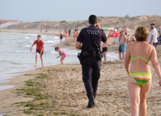 «ALERTA» Cierran al baño tres playas en Alicante tras la mordedura de un pez a dos niños
