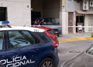 ASESINADA «Una mujer muere apuñalada por su marido en Elche»