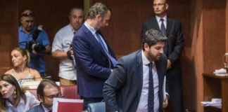 El grupo parlamentario de Vox en la Región de Murcia tumbó ayer la investidura del candidato popular,Fernando López Miras, y dinamitó un gobierno bicolor de PP y Ciudadanos (Cs)