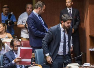 El grupo parlamentario de Vox en la Región de Murcia tumbó ayer la investidura del candidato popular,Fernando López Miras, y dinamitó un gobierno bicolor de PP y Ciudadanos (Cs)