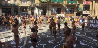 AnimaNaturalis y PETA muestran su rechazo a la tauromaquia en Pamplona