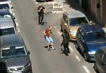 Un policía dispara en la cadera a un hombre armado con un cuchillo que intentó apuñalar a varios agentes