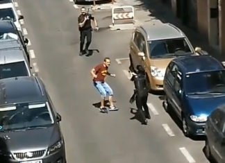 Un policía dispara en la cadera a un hombre armado con un cuchillo que intentó apuñalar a varios agentes