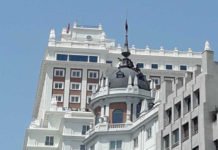 Rescatado el hombre que pretendía suicidarse desde un edificio de la Gran Vía (Madrid)