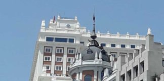Rescatado el hombre que pretendía suicidarse desde un edificio de la Gran Vía (Madrid)
