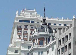 Rescatado el hombre que pretendía suicidarse desde un edificio de la Gran Vía (Madrid)
