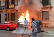 Queman varios contenedores frente la sede central de Vox