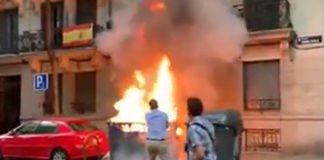 Queman varios contenedores frente la sede central de Vox