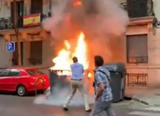 Queman varios contenedores frente la sede central de Vox