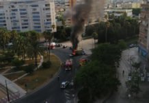 Un coche choca contra una furgoneta y comienza a arder en la glorieta Sergio Cardell en Alicante