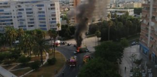 Un coche choca contra una furgoneta y comienza a arder en la glorieta Sergio Cardell en Alicante