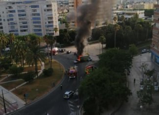 Un coche choca contra una furgoneta y comienza a arder en la glorieta Sergio Cardell en Alicante