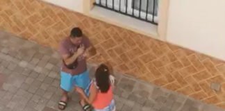 Un hombre es maltratado por una mujer y la policía lo retiene hasta que una testigo les enseña las pruebas