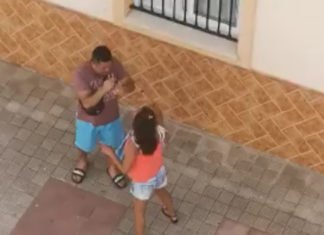 Un hombre es maltratado por una mujer y la policía lo retiene hasta que una testigo les enseña las pruebas