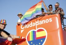 Tensión en el Orgullo bajo el grito de: «fuera del Orgullo» el avance de la pancarta naranja al grito de «Hipócritas».