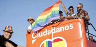 Tensión en el Orgullo bajo el grito de: «fuera del Orgullo» el avance de la pancarta naranja al grito de «Hipócritas».