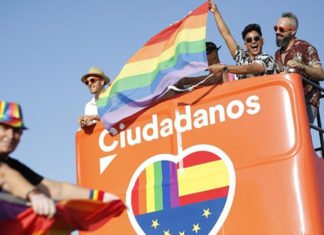 Tensión en el Orgullo bajo el grito de: «fuera del Orgullo» el avance de la pancarta naranja al grito de «Hipócritas».