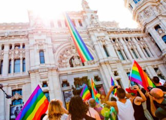 Vox denuncia el gasto de 14.900 euros de Hacienda en preservativos anales para el Orgullo Gay en Madrid