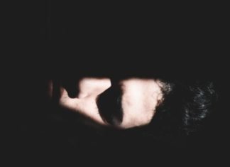 Un joven muerto que iba a ser incinerado «lloró» en pleno funeral ante la última mirada de su madre