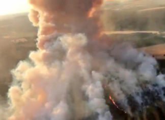 Un gran incendio forestal amenaza con llegar a Cuenca capital