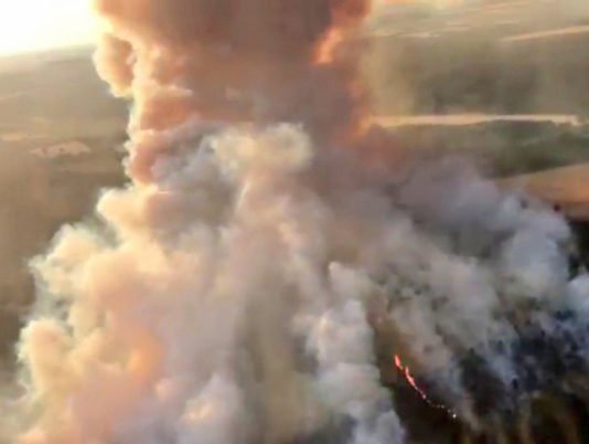 Un gran incendio forestal amenaza con llegar a Cuenca capital