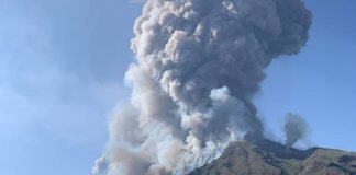 El volcán Stromboli entra en erupción bruscamente en Italia provocando muertes entre los turistas que lo visitaban