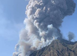 El volcán Stromboli entra en erupción bruscamente en Italia provocando muertes entre los turistas que lo visitaban
