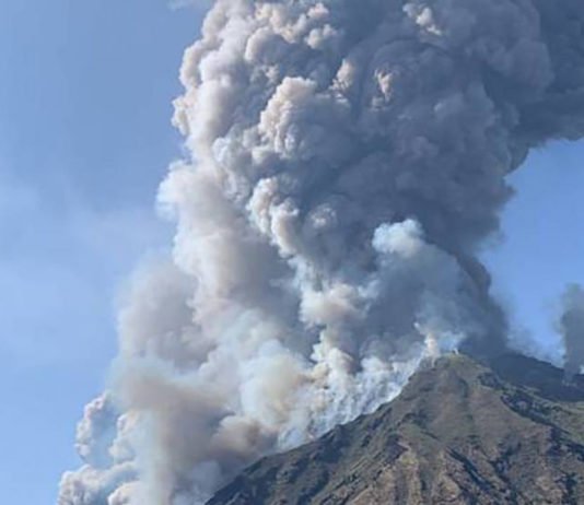El volcán Stromboli entra en erupción bruscamente en Italia provocando muertes entre los turistas que lo visitaban