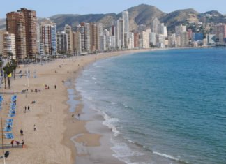 Las playas de la Comunidad Valenciana llenarán hoteles y apartamentos en un 82% este agosto según la Generalitat