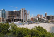 La zona azul de La Cala de Villajoyosa enfrenta al gobierno local y la oposición naranja