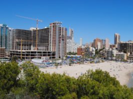 La zona azul de La Cala de Villajoyosa enfrenta al gobierno local y la oposición naranja