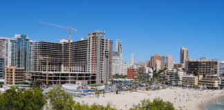 La zona azul de La Cala de Villajoyosa enfrenta al gobierno local y la oposición naranja