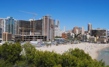 La zona azul de La Cala de Villajoyosa enfrenta al gobierno local y la oposición naranja