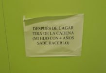 El alcalde de Benidorm (PP) coloca en los váteres públicos del Ayuntamiento carteles indicando qué ha de hacerse «después de cagar»