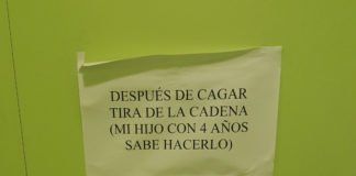 El alcalde de Benidorm (PP) coloca en los váteres públicos del Ayuntamiento carteles indicando qué ha de hacerse «después de cagar»
