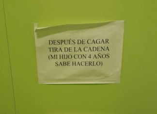 El alcalde de Benidorm (PP) coloca en los váteres públicos del Ayuntamiento carteles indicando qué ha de hacerse «después de cagar»