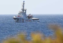 España admite recibir parte de los inmigrantes del Open Arms que espera atracar hoy en Lampedusa