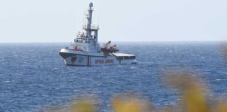 España admite recibir parte de los inmigrantes del Open Arms que espera atracar hoy en Lampedusa