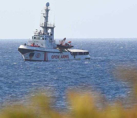 España admite recibir parte de los inmigrantes del Open Arms que espera atracar hoy en Lampedusa