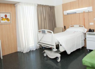 Don Juan Carlos evoluciona favorablemente según el parte médico de las 13.00 horas de este domingo