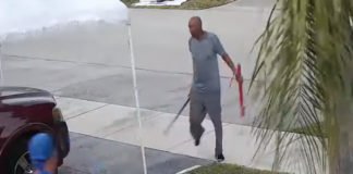 VÍDEO: Un hombre agrede a su vecino con una espada tras una disputa por un carrito